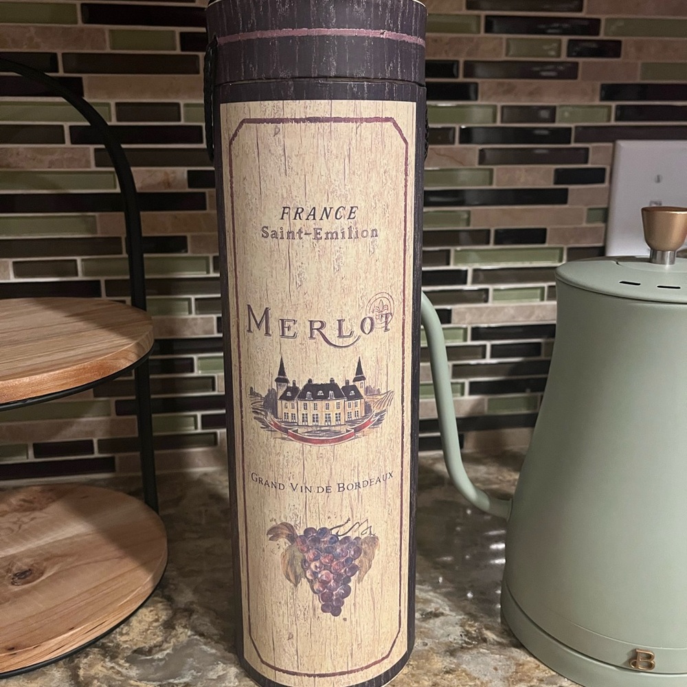 Decorative Saint-Emilion French Wine Box 🍷 - Picture 3 of 5